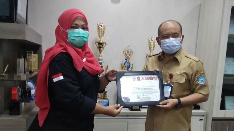 Headline Tangsel | Kadisdikbud Kota Tangsel Terima Penghargaan Senator Fahira Idris