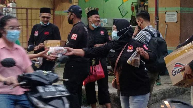 Headline Jakarta | Bang Japar Komcam Makasar Bagikan 350 Takjil Bagi Pengguna Jalan