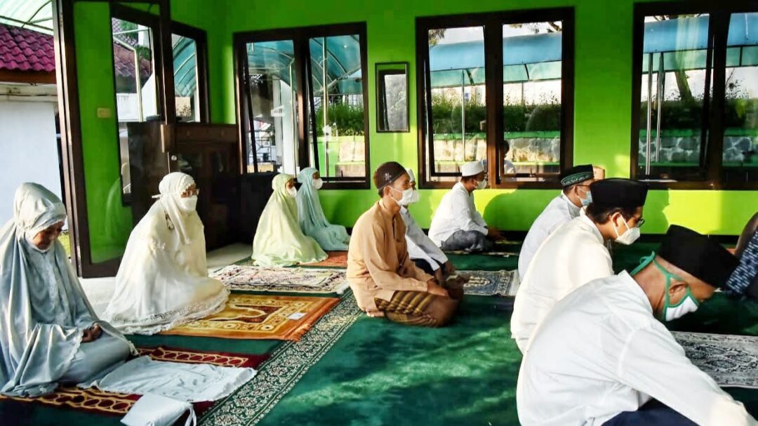 Headline Bogor | Bupati Ade Yasin Laksanakan Sholat Idulfitri di Mushola Rumah Dinas