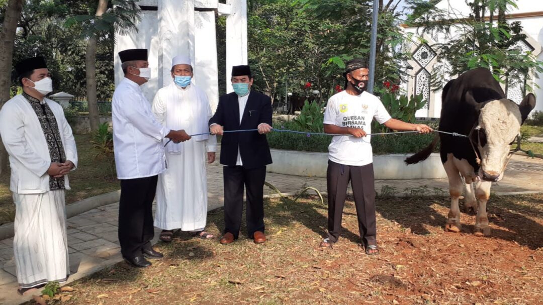 Headline Bogor | Iduladha 1442 H, Bupati Ade Yasin Serahkan 2 Sapi Limosin