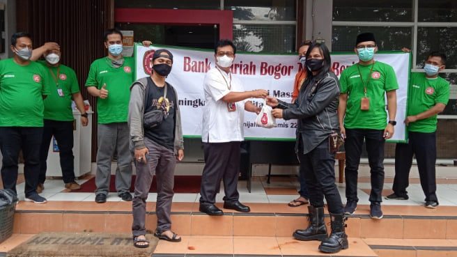 Headline Bogor | BPRS BTB Salurkan Daging Kurban Bagi Masyarakat dan Pekerja Media