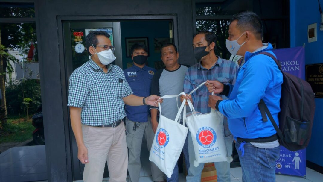 Headline Bogor | Indocement Salurkan Bantuan Vitamin dan Susu Bagi Jurnalis Bogor