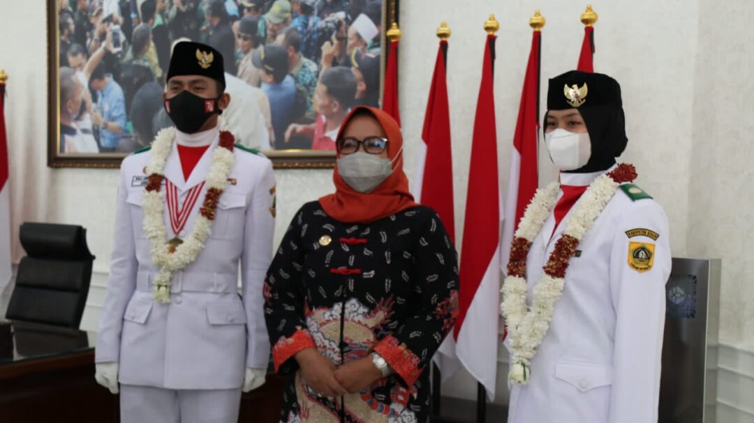 Headline Bogor | Bupati Bogor Berikan Beasiswa Pancakarsa Kepada Dua Anggota Paskibraka
