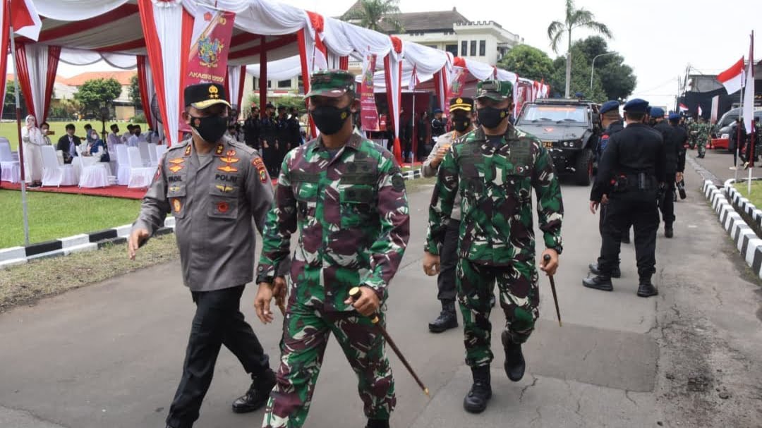 Headline Nasional | Pangdam Jaya Apresiasi Kegiatan Vaksinasi Massal dan Bakti Sosial Alumni Akabri 99