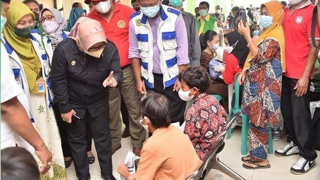 Headline Bogor | Bupati Bogor Berikan Bantuan 2.000 Sembako Untuk Peserta Vaksinasi