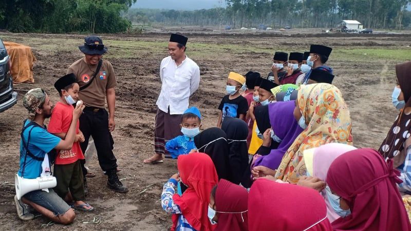 Headline Lumajang | PWI PeKa Kota Bogor dan Canda Tawa Bocah Terdampak Erupsi Semeru