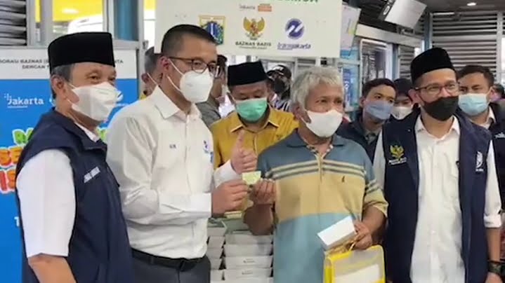 Baznas DKI Jakarta Bersama Transjakarta Bagikan Makanan Takjil di 150 Halte