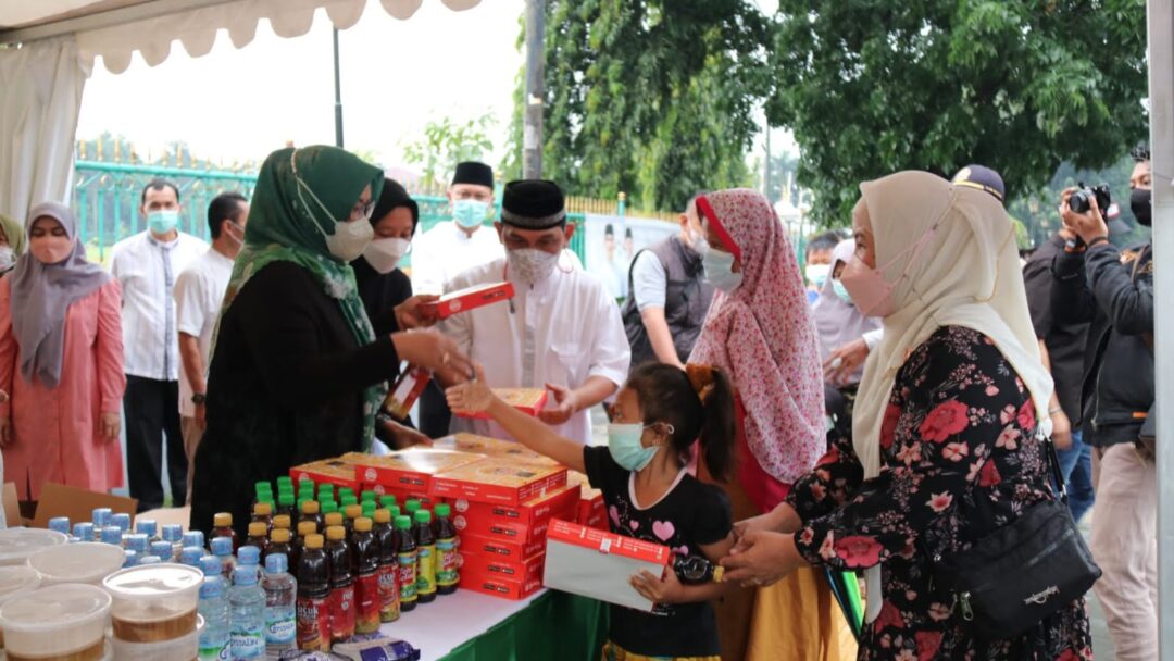 Bupati Ade Yasin Bagikan Makanan Takjil Kepada Masyarakat