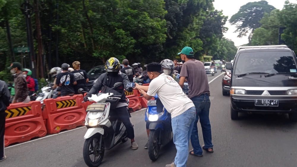 Kamunitas Sambu Street Bagikan 200 Box Takjil Untuk Pengguna Jalan Pajajaran