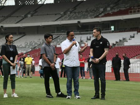 Didampingi Gubernur DKI, Mezut Ozil Berikan Coaching Clinic di GBK
