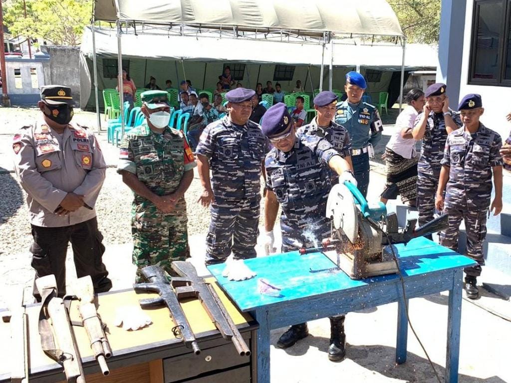 TNI AL Musnahkan 13 Pucuk Senjata Api Rakitan Dari Warga Perbatasan Indonesia – Timor Leste