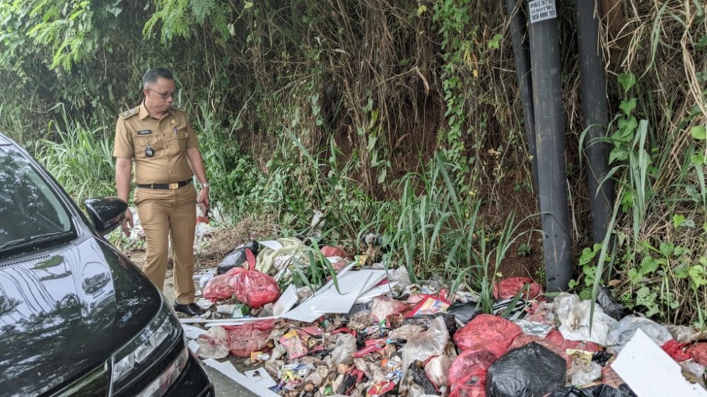 Lurah Kayumanis Tinjau dan Akan Bersurat Terkait Penumpukan Sampah di Trotoar