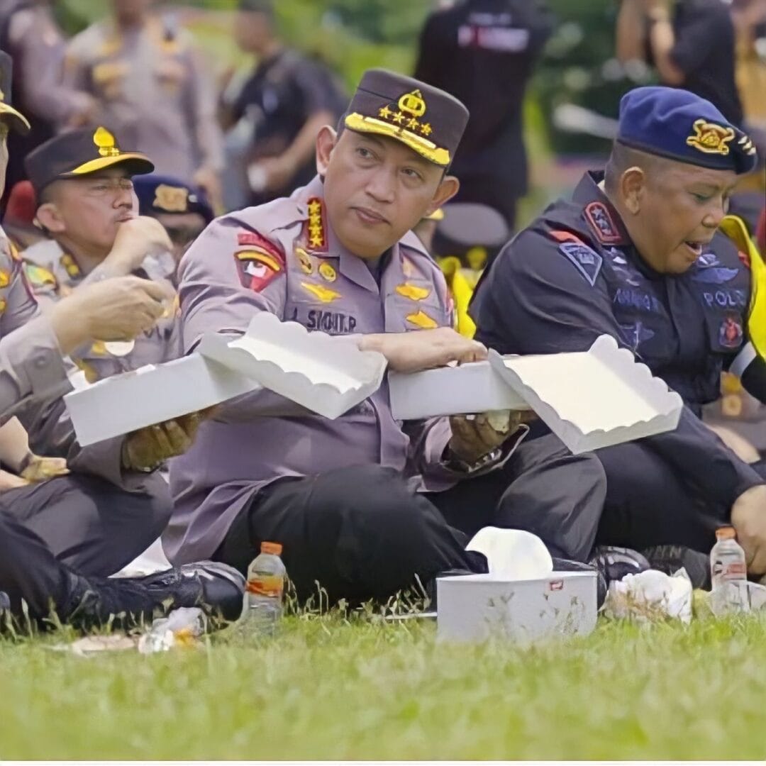 Tinjau Venue G20 di Bali, Kapolri Duduk Lesehan Santap Nasi Kotak Bersama