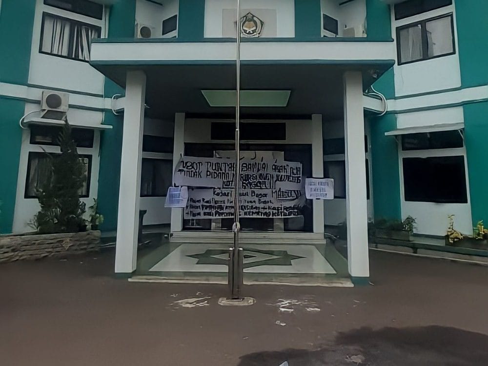 Segel Kantor Kemenag Kota Bogor, Mahasiswa Minta Dana BOS Diusut
