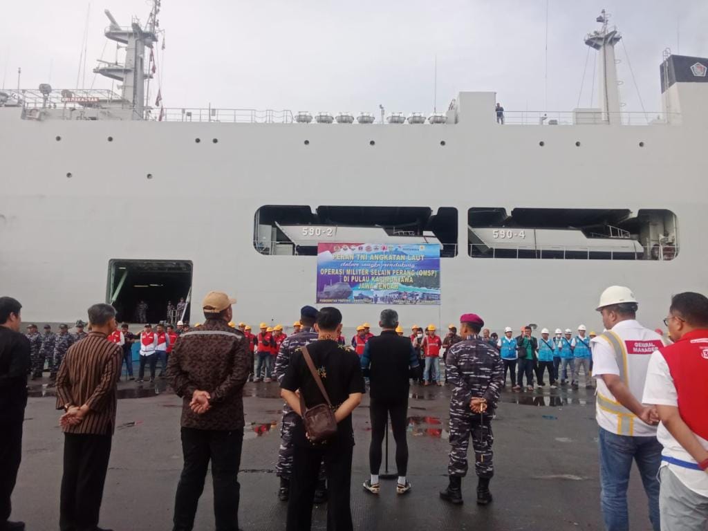 TNI AL Kerahkan KRI Makassar Distribusikan Logistik ke Karimun Jawa