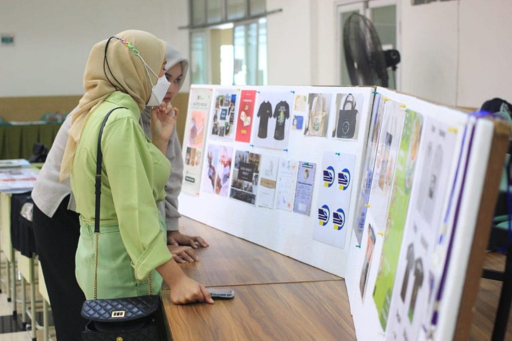 Mahasiswa Sains Komunikasi Unida Adakan Pameran Desain Grafis