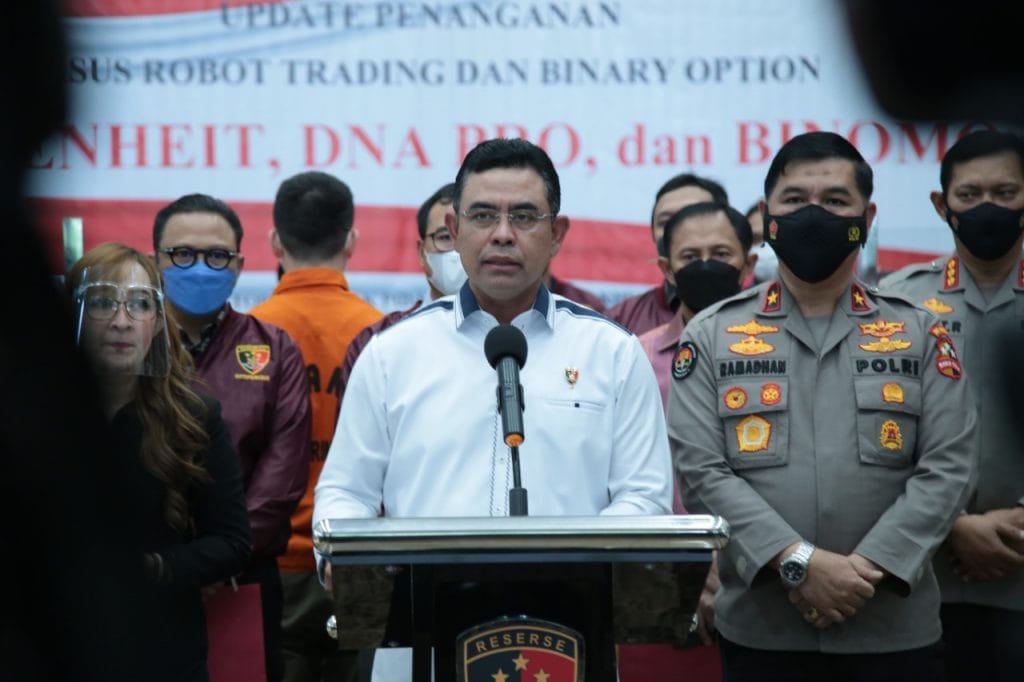 Bareskrim Polri Amankan Ribuan Karung Pakaian Bekas Impor