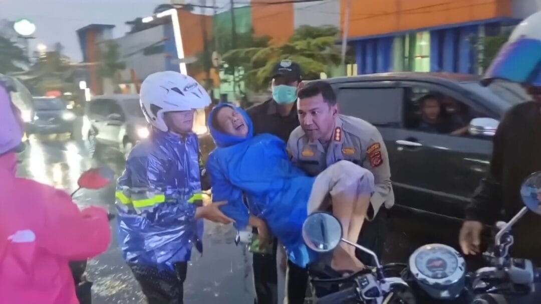 Kapolresta Bogor Kota Kombes Pol Bismo Teguh Prakoso Tolong Ibu Tertabrak Sepeda Motor