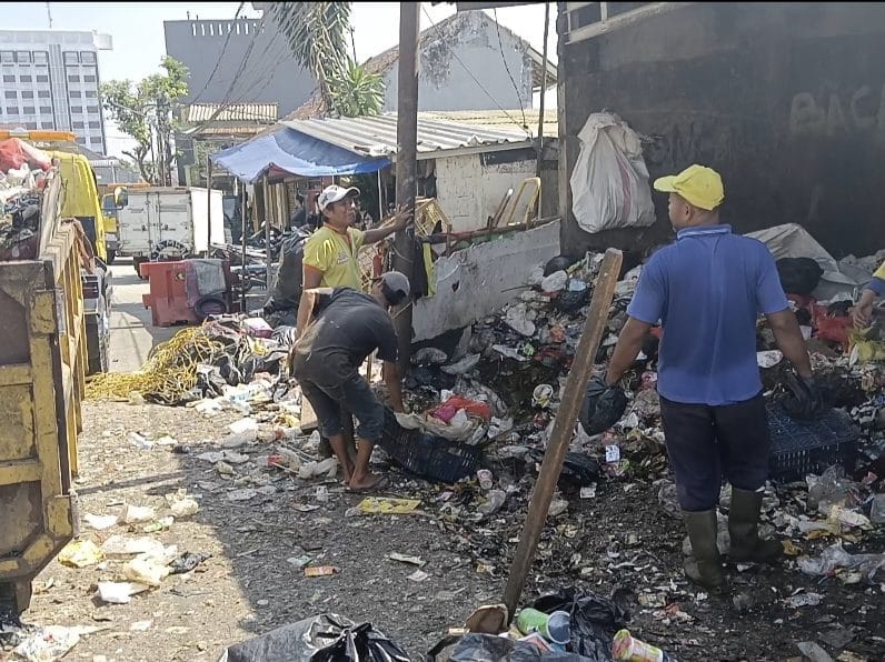 Viral Penumpukan Sampah di Jalan Roda, Ini Penjelasan DLH dan Kelurahan