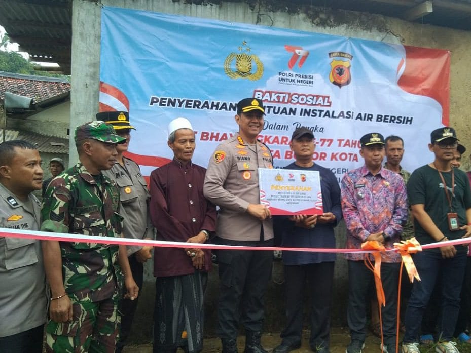 Kapolresta Bogor Kota Salurkan Bantuan Instalasi Air Bersih Bagi Warga Bojongkerta