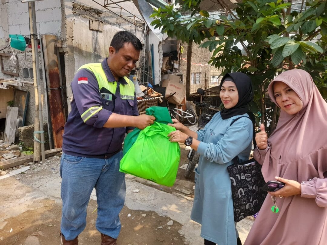 Kontraktor Underpass Stasiun Batutulis Sebar Sembako ke Warga Terdampak