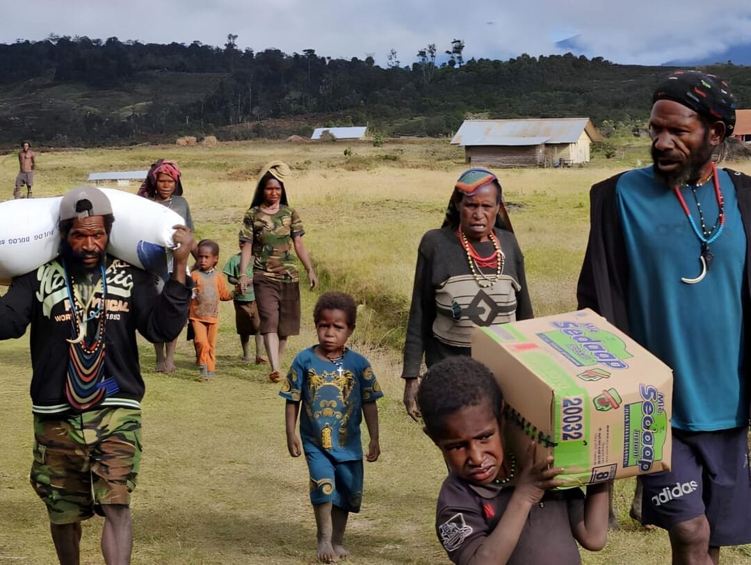 Kapolri Salurkan 264,7 Ton Beras dan 1.500 Paket Sembako Bagi Masyarakat Papua