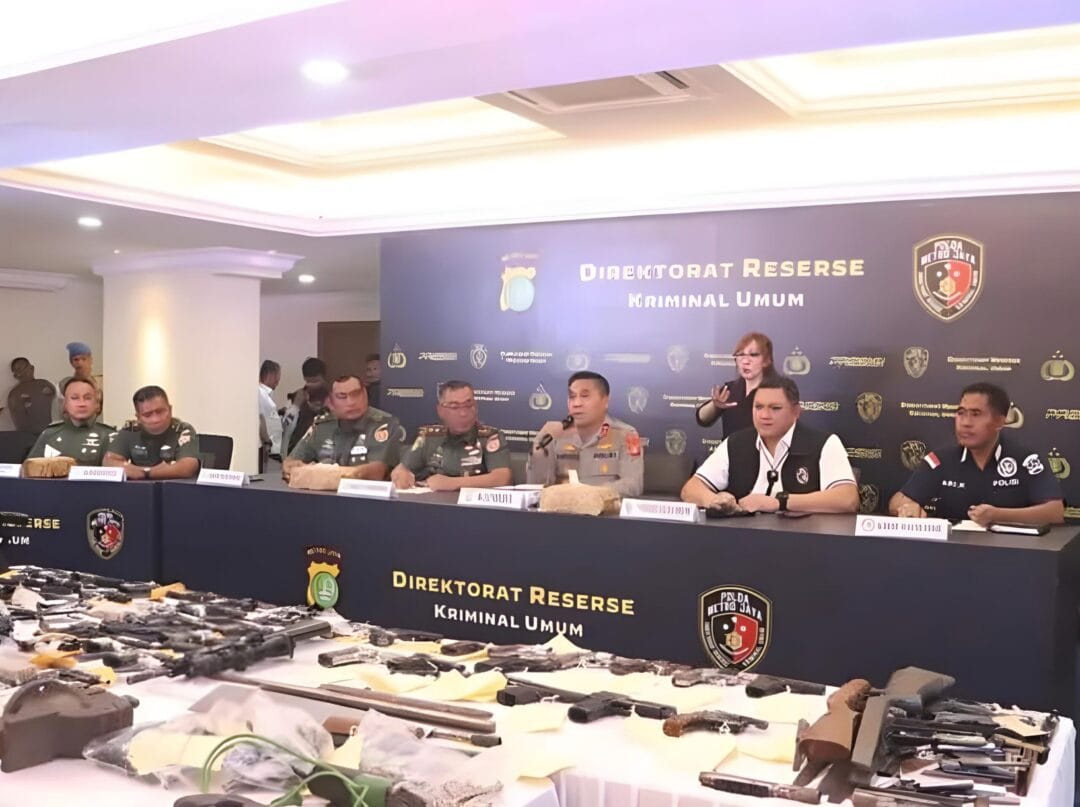 Polda Metro Jaya Bersama Puspom AD Amankan 44 Pucuk Senpi Ilegal