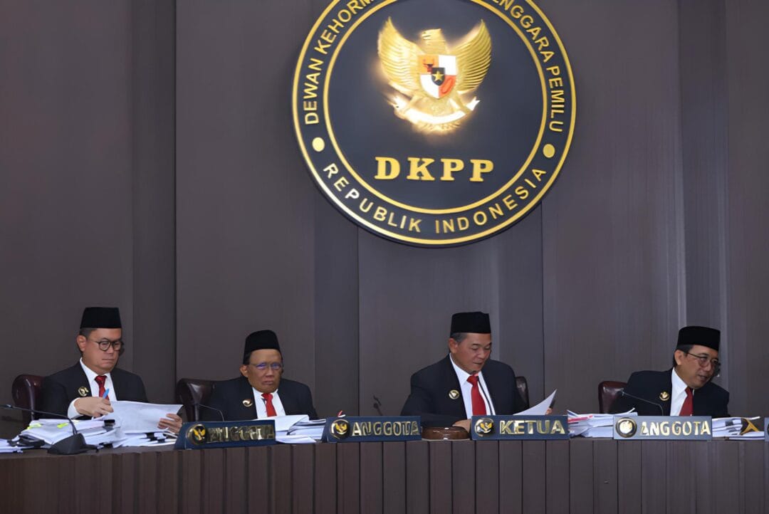 Bawaslu Minta DKPP Berhentikan Sementara Ketua dan Semua Komisioner KPU