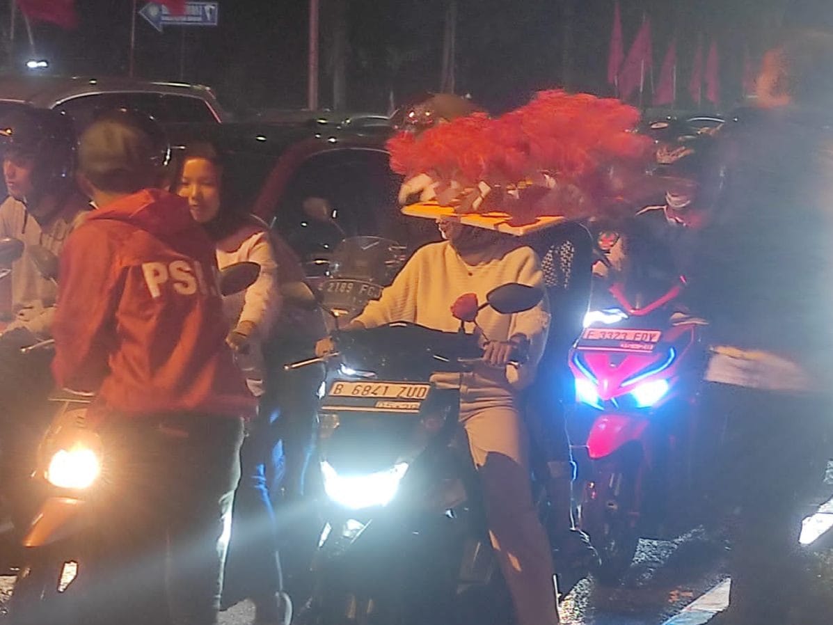 Sambut Tahun Baru 2024 Dengan Penuh Cinta, Relawan Arief Budiman Bagikan Bunga Mawar