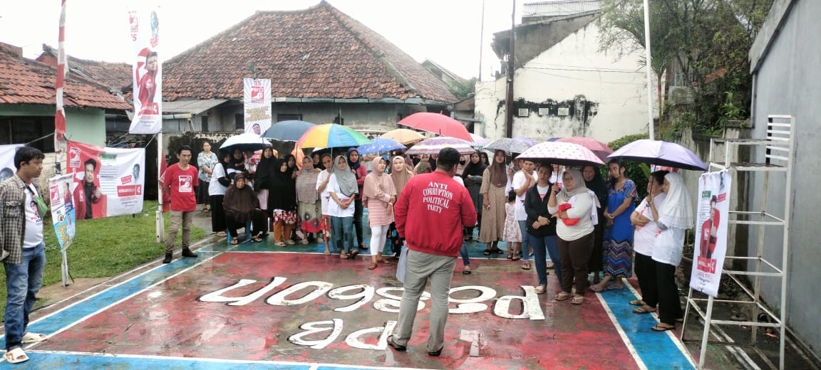 Walau Hujan, Warga Abesin Tetap Antusias Mendengarkan Sosialisasi Caleg PSI
