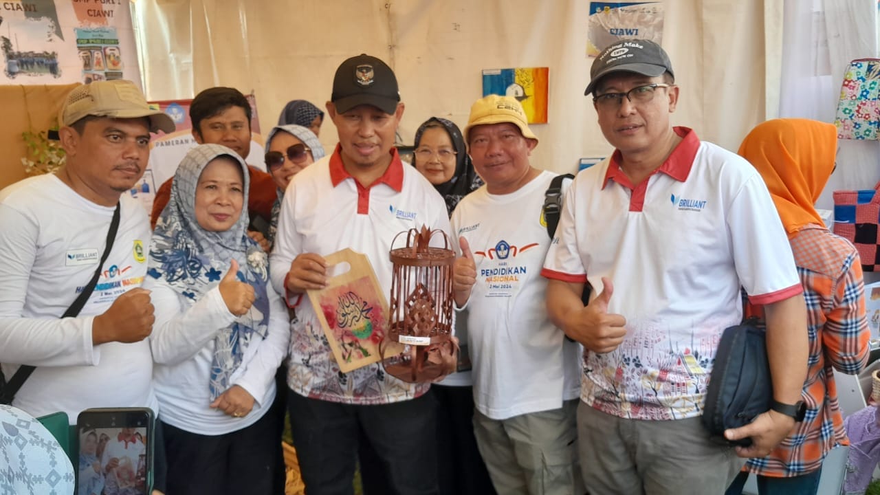 Kenalkan Seni Anyaman Bambu di Hardiknas 2024, SDN Jambuluwuk 02 Peroleh Apresiasi Pj Bupati Bogor