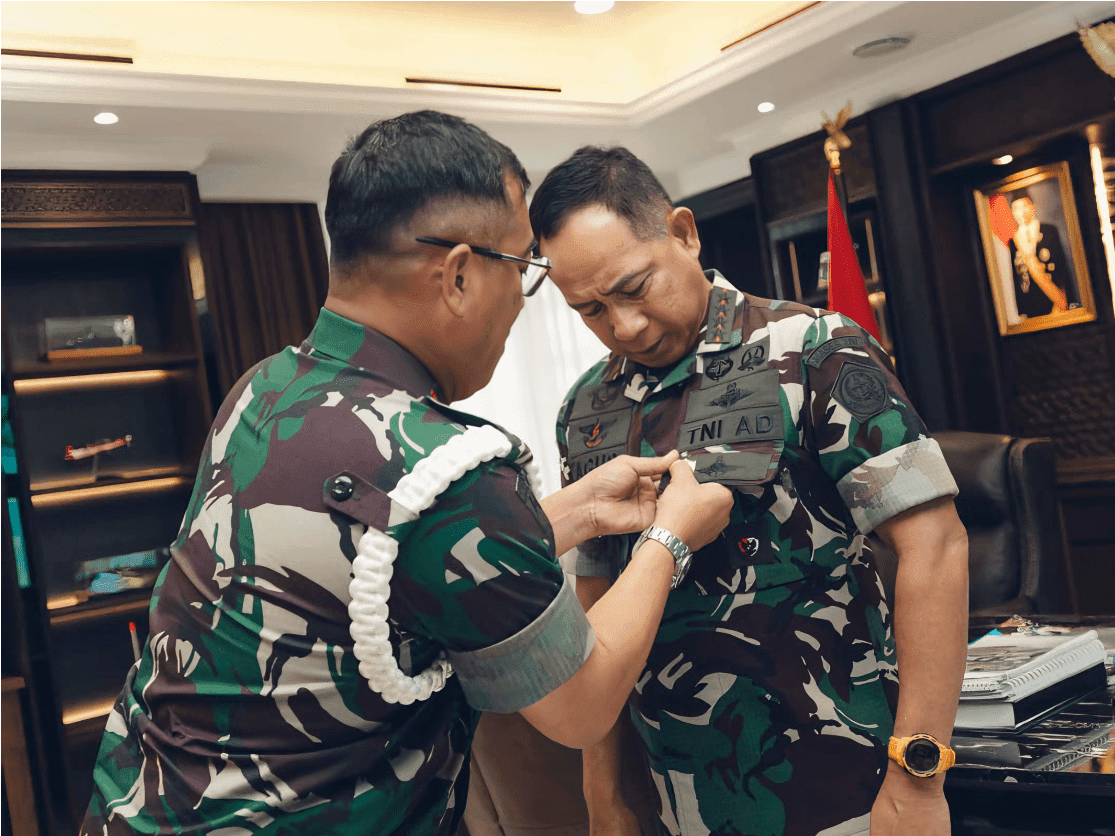 Jenderal TNI Agus Subiyanto Terima Pin Gajah Mada Puspom AD