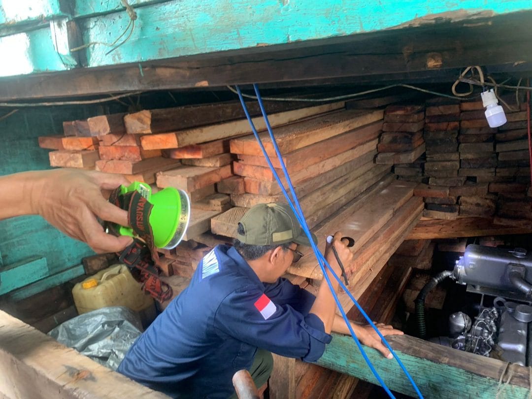 Bakamla Tangkap Kapal Pembawa Kayu Ilegal di Perairan Laut Banda