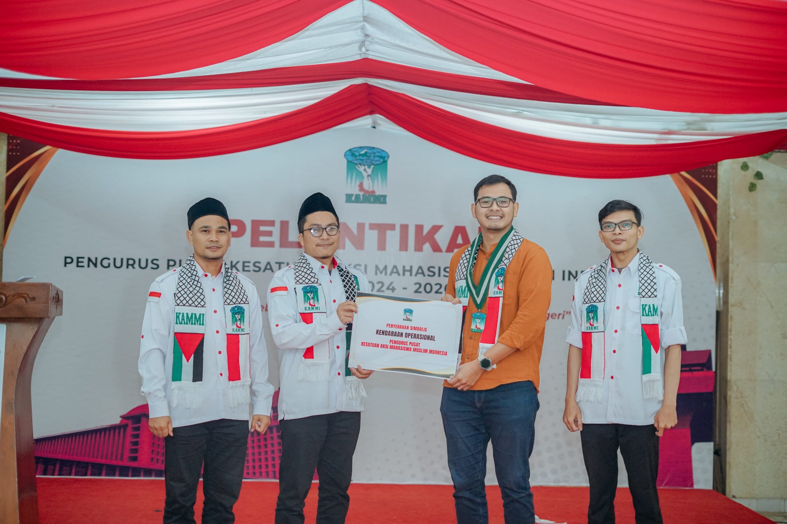 Zaky Serahkan Mobil Operasional kepada Pengurus KAMMI Baru