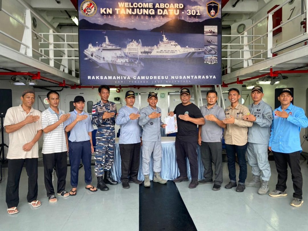 Bakamla RI Jemput dan Serahkan 8 Nelayan ke Pemerintah Natuna