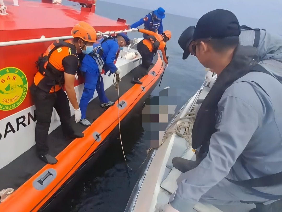 Bakamla Bersama Tim SAR Gabungan Berhasil Temukan Korban KM Karya Sempurna 7