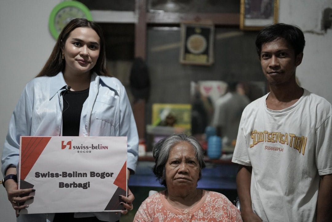 Hari Sumpah Pemuda, Swiss-Belinn Bogor Salurkan Bantuan Kursi Roda Untuk Warga Cibogor