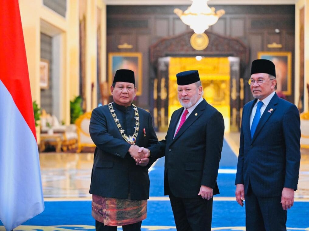 Presiden Prabowo Dianugerahi Tanda Kehormatan Darjah Kerabat Johor