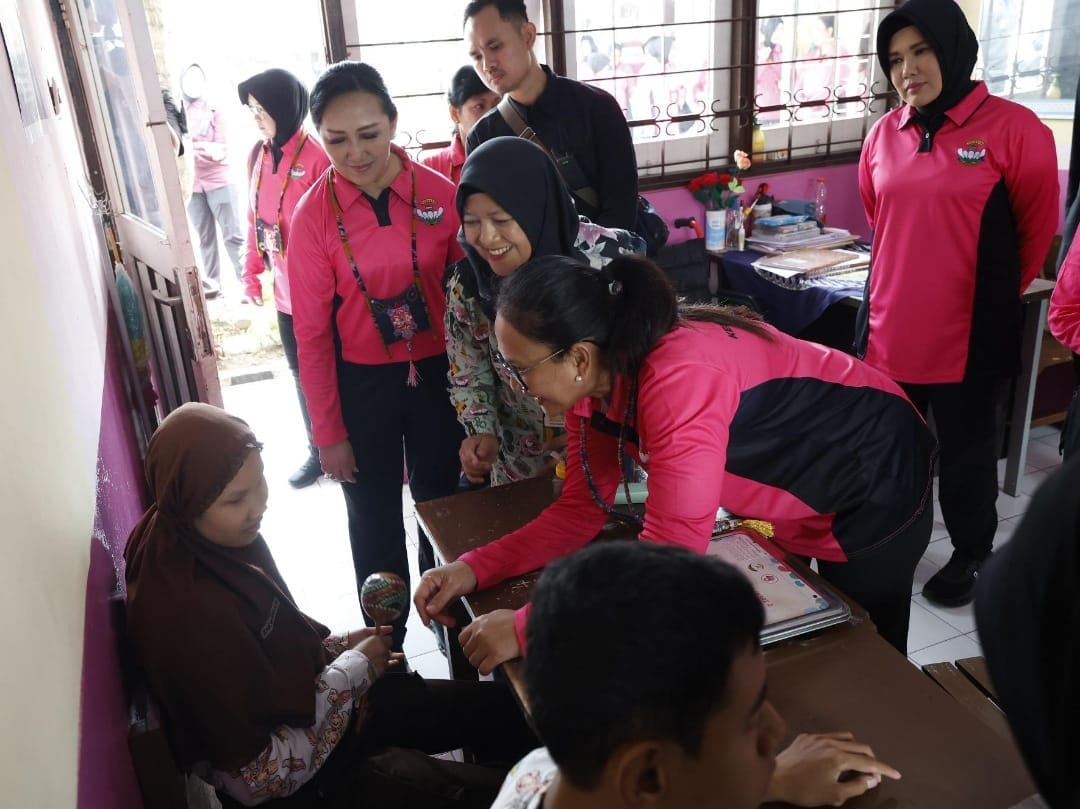 Peduli Anak Berkebutuhan Khusus, Juliati Sigit Prabowo Kunjungi SLB di Gresik Jatim