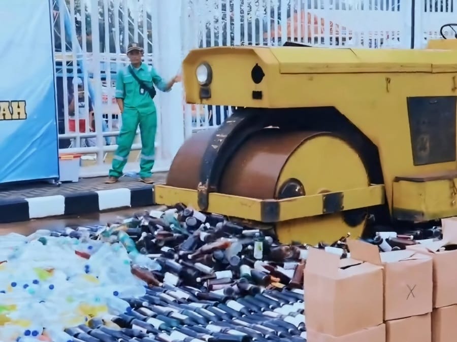 14 Ribu Botol Miras Hasil Razia Petugas Gabungan Kabupaten Bogor Dimusnahkan