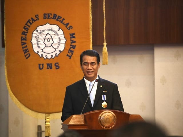 Terima Penghargaan UNS Awards, Mentan Amran Kenang Perjuangan Hidupnya