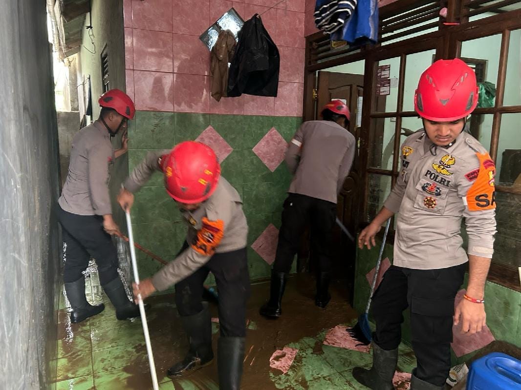 Tim SAR Resimen 1 Paspelopor Bersihkan Rumah Warga Yang Teredam Banjir