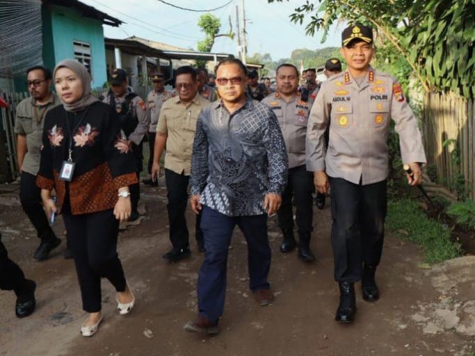 Tinjau Lokasi Pembakaran Mobil Polisi di Depok, Kompolnas Dorong Penegakan Hukum Tegas