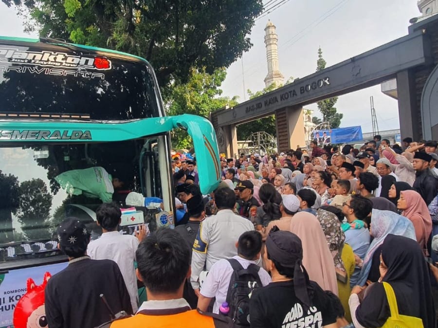 Pelepasan 432 Jamaah Haji Kloter Pertama Kota Bogor Diwarnai Suasana Haru