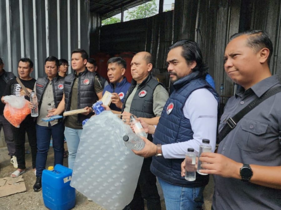 Polisi Gerebek Gudang Miras Oplosan di Cilebut Timur, 160 Jeriken Ciu dan Alat Oplos Disita