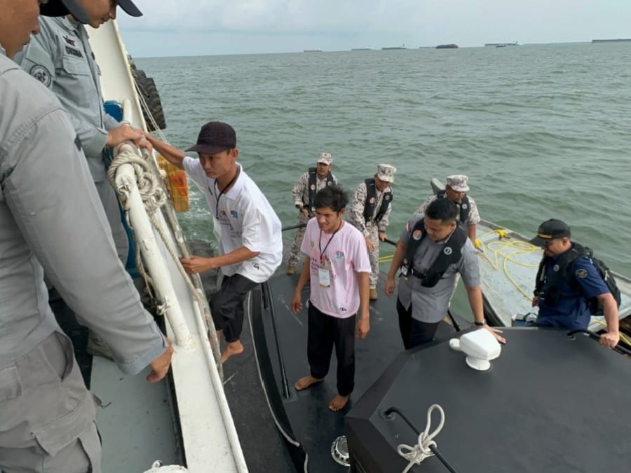 Tiga ABK WNI yang Ditahan Malaysia Diserahkan ke Bakamla RI di Perairan Perbatasan