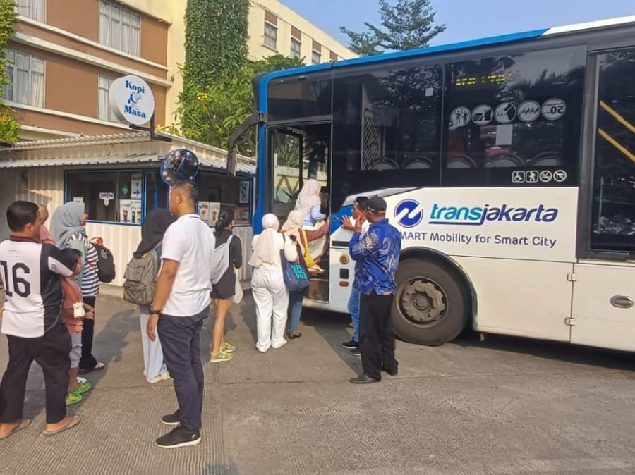 Transjakarta Blok M–Bogor Resmi Beroperasi, Warga Sambut Antusias
