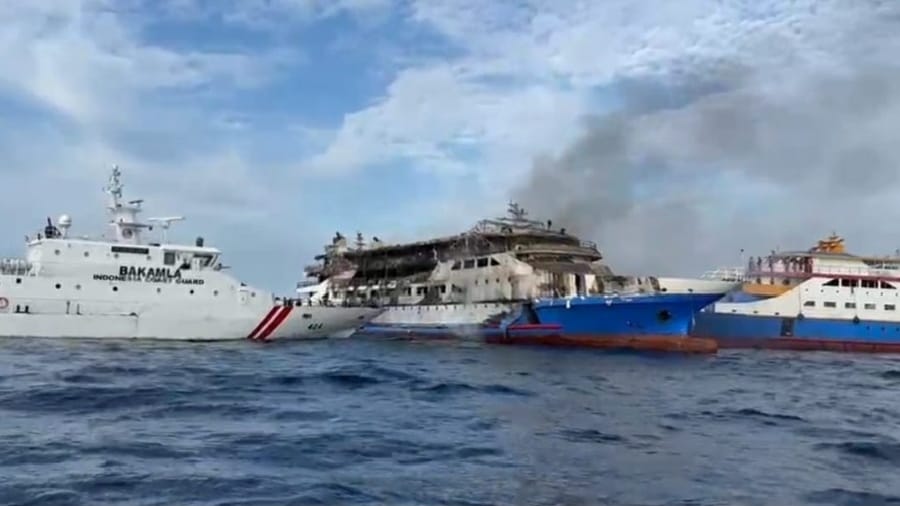 Bakamla RI Terjunkan KN Gajah Laut Bantu Evakuasi Penumpang KMP Barcelona 5