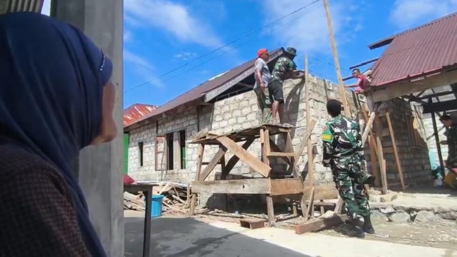 Janda 82 Tahun di Buru Selatan Terharu Terima Bantuan Rehab Rumah dari Kodim Namlea