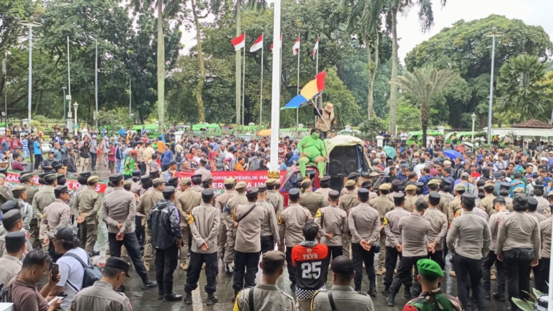 Geruduk Balai Kota, Ribuan Sopir Angkot Sentil Wali Kota saat Kampanye Pilkada